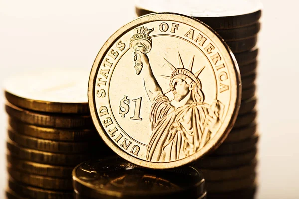 Stosy monet jednego dolara — Zdjęcie stockowe