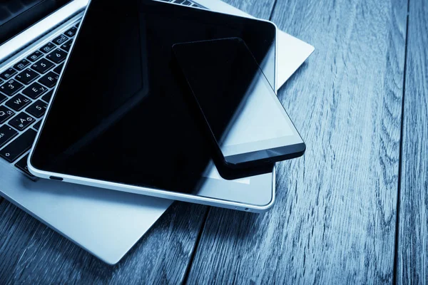 Akıllı telefon ve tabletli dizüstü bilgisayar — Stok fotoğraf