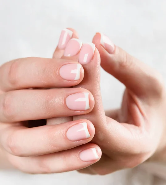 Tangan wanita dengan manikur Perancis — Stok Foto