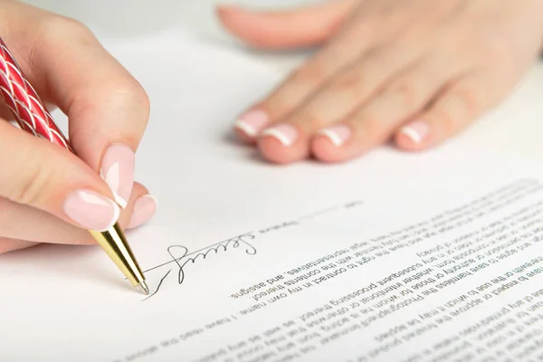 Vrouw ondertekenen contract — Stockfoto