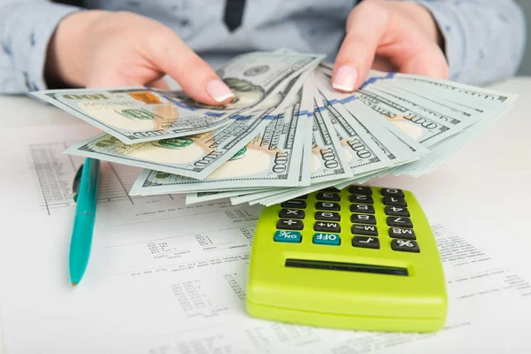 Hands with calculator counting money — Stock Photo, Image