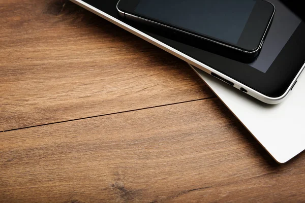 Laptop met smartphone en tablet — Stockfoto