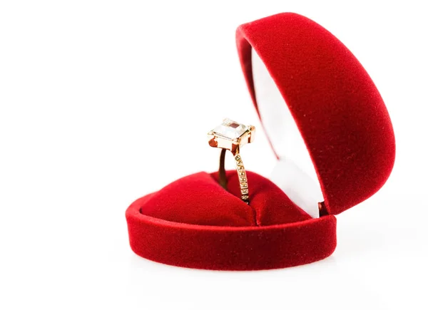 Обручка в червоній подарунковій коробці — стокове фото