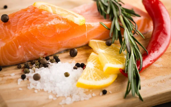 Salmon with lemon and spices — Stock Photo, Image