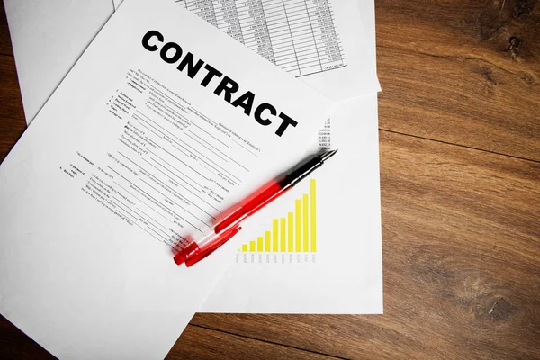Pen och kontrakt papper — Stockfoto
