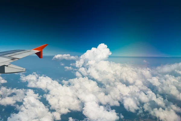 Wing of airplane above clouds — Stock Photo, Image