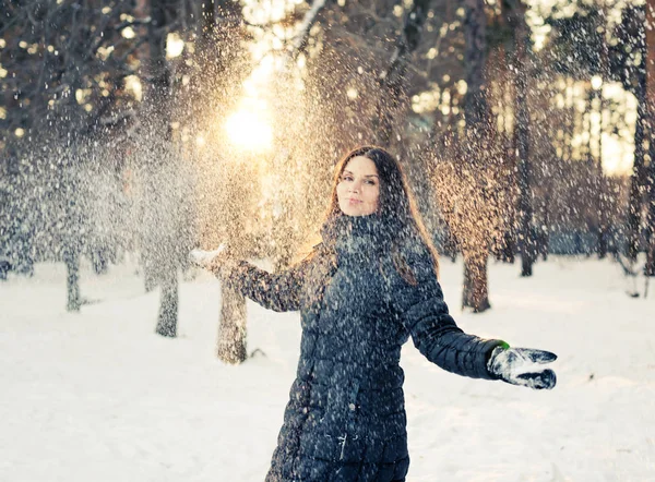 Dziewczyna pozuje w winter park — Zdjęcie stockowe