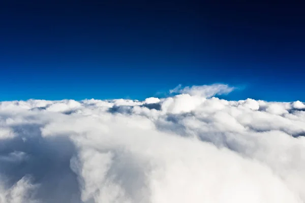 Blauwe lucht met wolken — Stockfoto