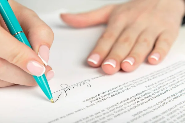 Donna firma contratto — Foto Stock