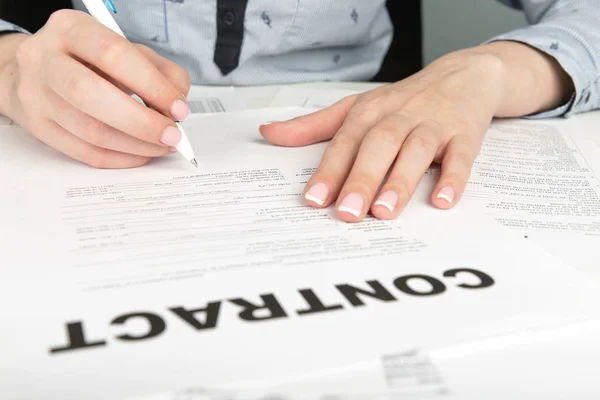 Woman signing contract — Stock Photo, Image