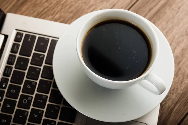 Kopje koffie en laptop — Stockfoto