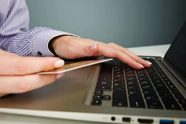 Hand holding credit card — Stock Photo, Image