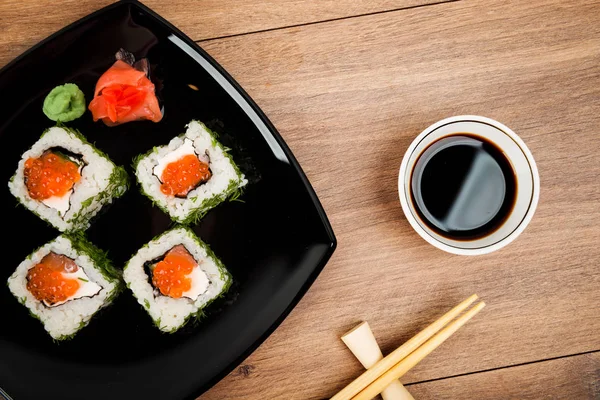 Suşi plaka üzerinde ayarla