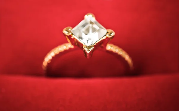 Γαμήλιο δαχτυλίδι με κόκκινο χρώμα — Φωτογραφία Αρχείου