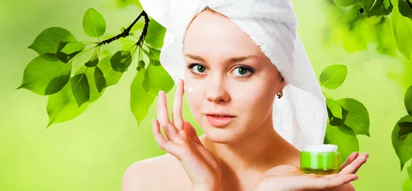 Woman applying cosmetic cream on skin — Stock Photo, Image