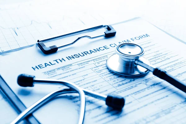 Zdravotní pojištění formulář s stetoskop — Stock fotografie