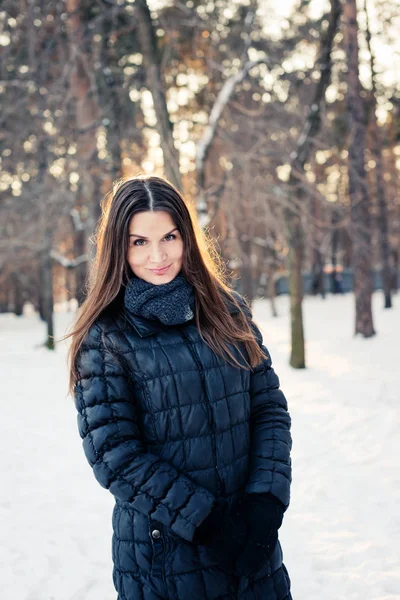 Donna in posa nel parco invernale — Foto Stock