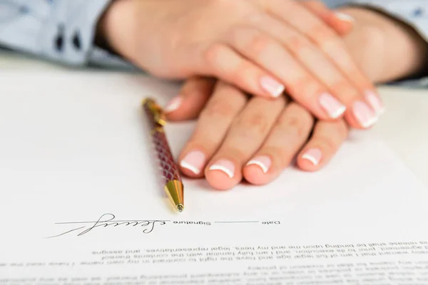 Vrouw ondertekenen contract — Stockfoto