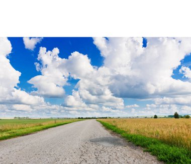 Asfalt yol ile yeşil alan