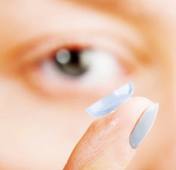 Kontaktlinse ins Auge einführen — Stockfoto
