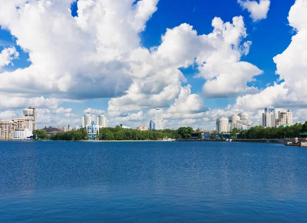 Terraplén en la ciudad de Ekaterimburgo . —  Fotos de Stock