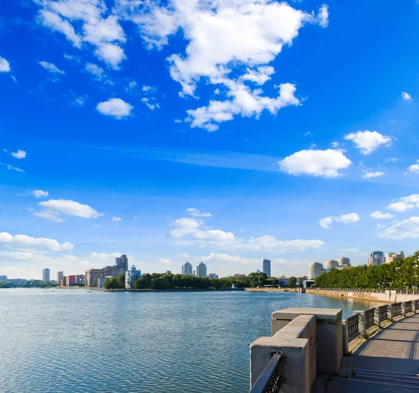 Böschung in der Stadt Yekaterinburg — Stockfoto