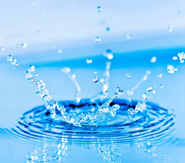 Plusk wody z kropelek — Zdjęcie stockowe