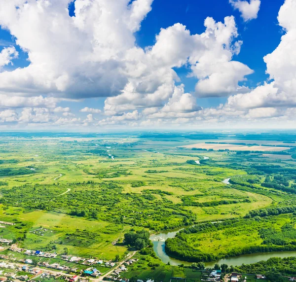 Piccolo villaggio con fiume — Foto Stock