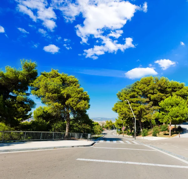 Straat van Barcelona onder de blauwe hemel — Stockfoto