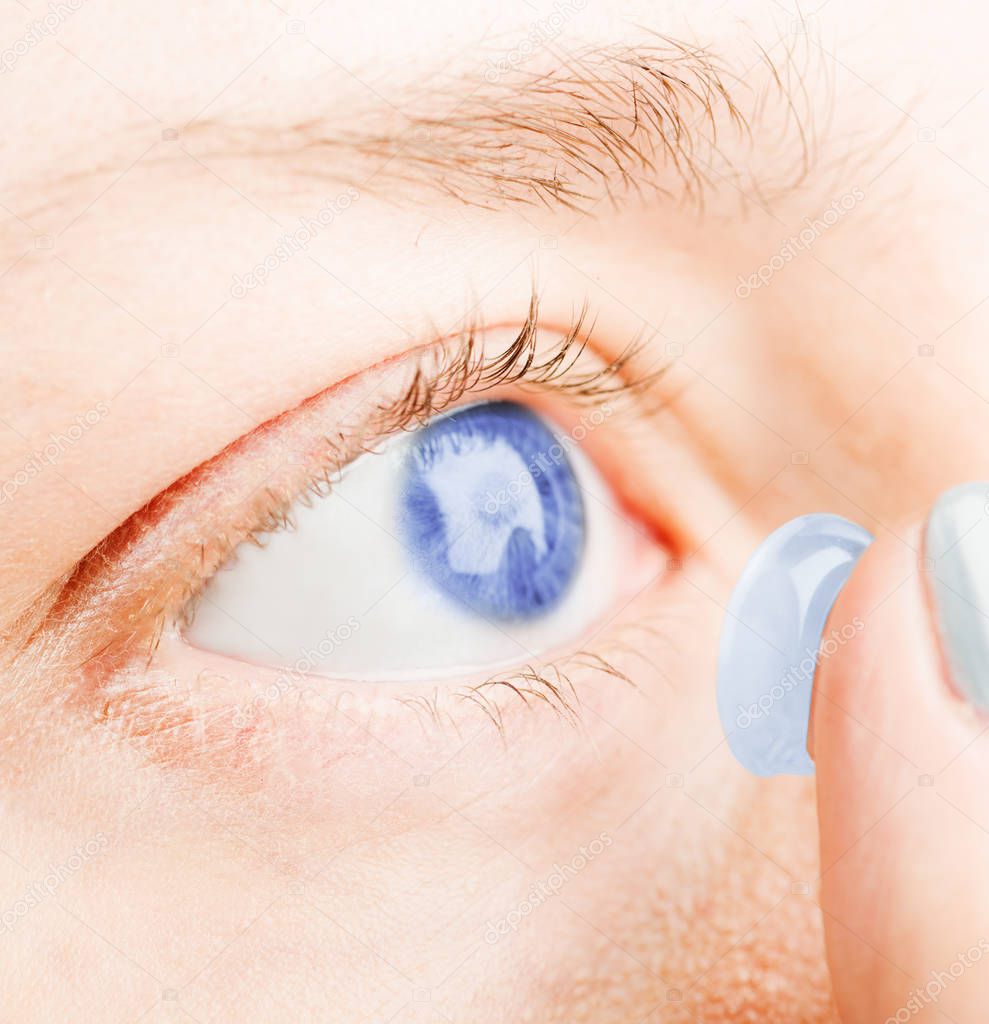 inserting contact lens in eye