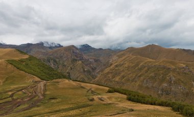Kafkas Dağları Gergeti Trinity Kilisesi yakınındaki