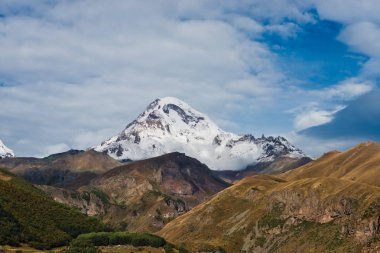 Mount Kazbek görünümü Stepantsminda kasabasından