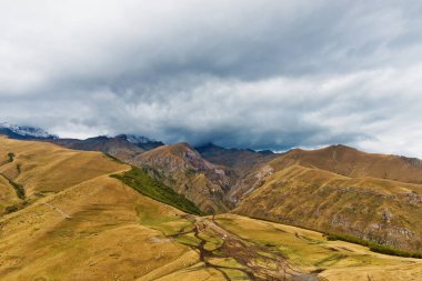  Yoldan Gergeti Holy Trinity Kilisesi