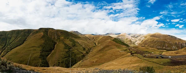 Cáucaso Montanhas perto de Gergeti Trinity Church — Fotografia de Stock