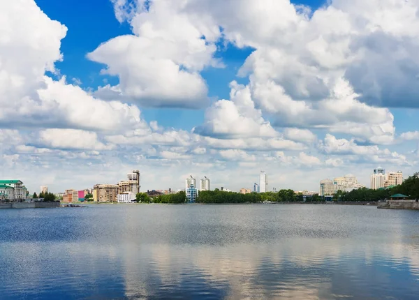 Blick auf den Damm yekaterinburg city — Stockfoto