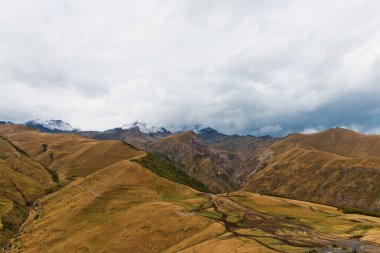 dağlarda kırık yol