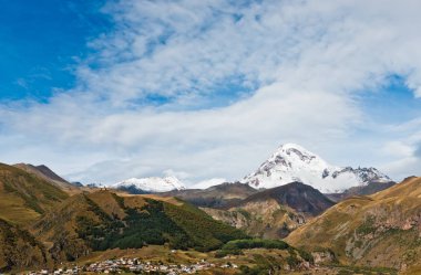 Mount Kazbek bulutlu gökyüzü altında