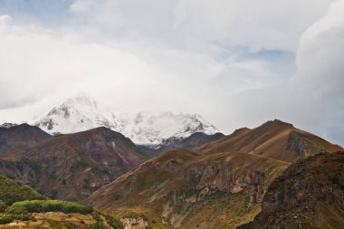 Mount Kazbek bulutlu gökyüzü altında