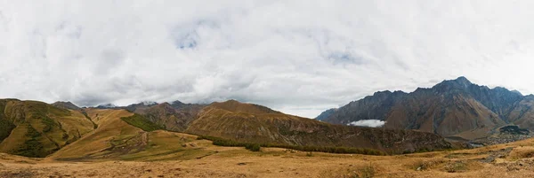 Montanhas caucasianas perto da Igreja da Trindade Gergeti — Fotografia de Stock