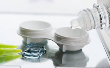 Kontakt lens, durum ve çözüm şişe 