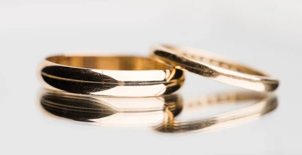 Anéis Casamento Ouro Isolado Fundo Branco — Fotografia de Stock