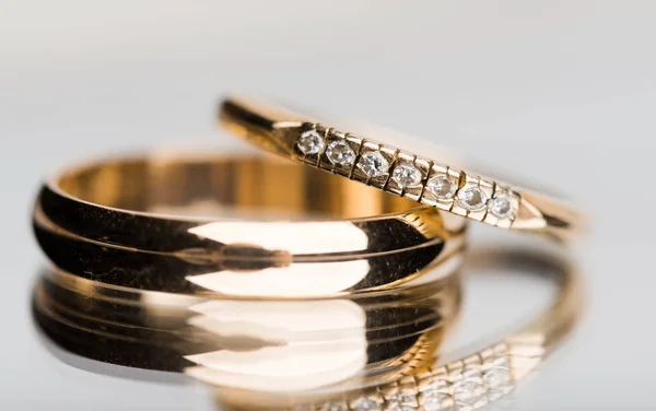 Goldene Eheringe Isoliert Auf Weißem Hintergrund — Stockfoto