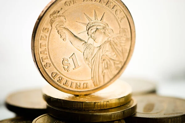 Κέρμα Ενός Δολαρίου Και Χρυσό Νόμισμα — Φωτογραφία Αρχείου