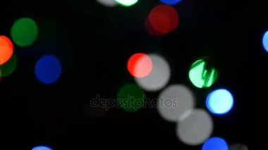 Koyu arka plan üzerinde soyut renkli ışıklar 