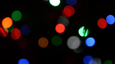 Koyu arka plan üzerinde soyut renkli ışıklar 