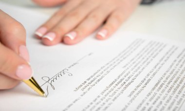 Kadın el bir sözleşme imzalama