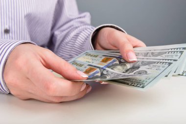 eller Doları banknot sayma
