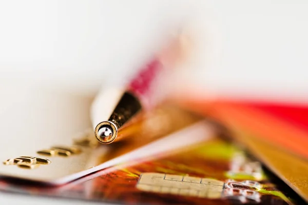 Pen over creditcard — Stockfoto