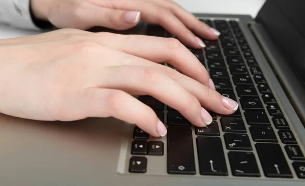 Mains féminines sur le clavier — Photo