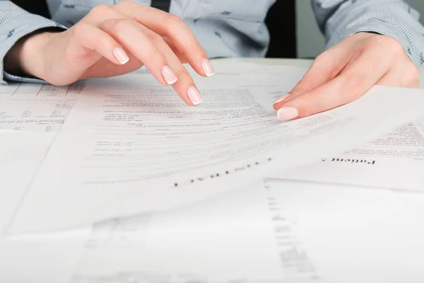 Mujer leyendo términos del contrato — Foto de Stock